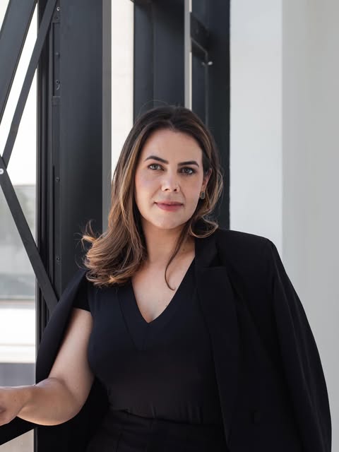 Advogada Patricia Mesquita de blazer preto, em retrato profissional